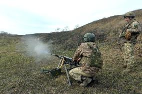 Training of machine gunners of 57th Separate Motorized Brigade in Kharkiv